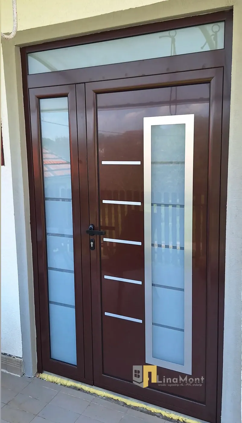 Aluminijumska vrata u braon boji i inox panelom