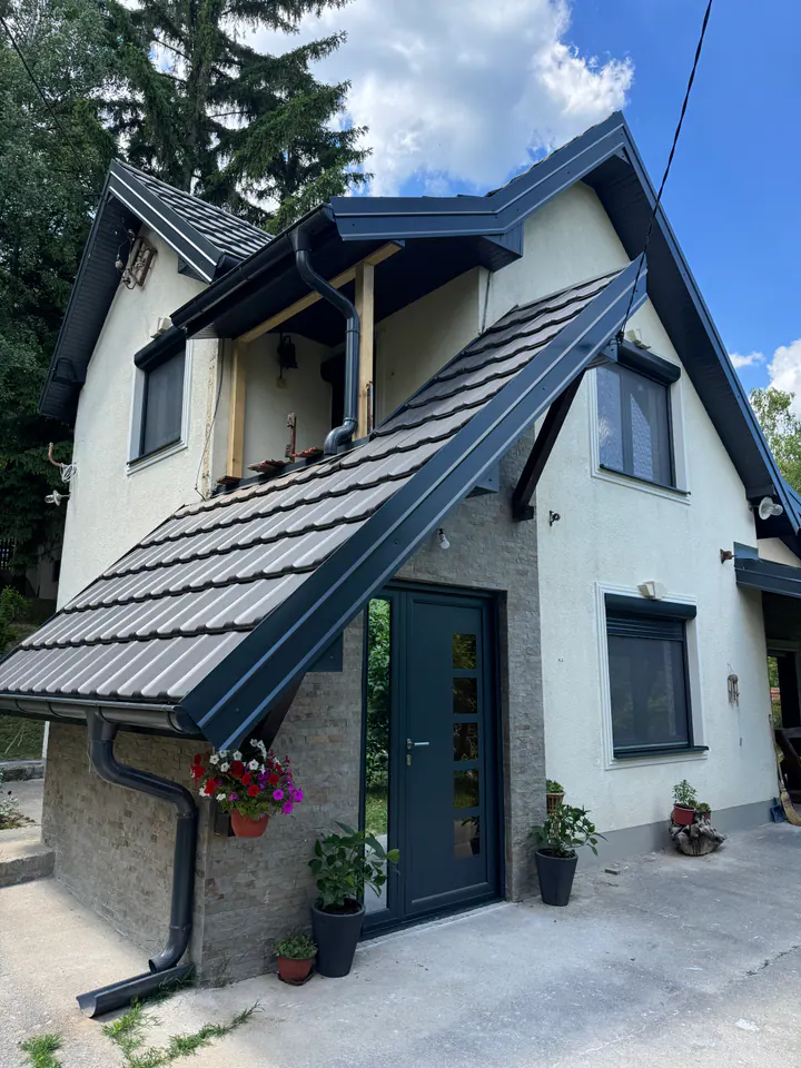 Aluminijumska stolarija serije M11000 u antracit boji sa roletnama i komarnicima